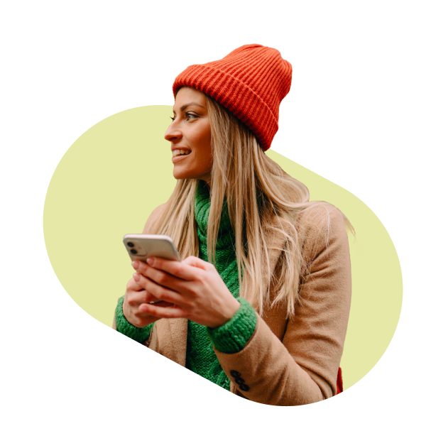 ragazza bionda con telefono - offerta - passa a windtre go 150 - WINDTRE