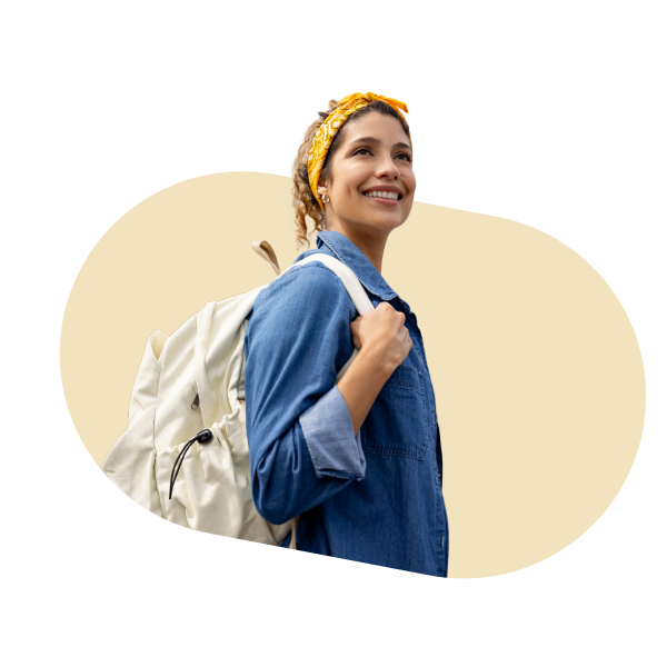ragazza felice in viaggio con zaino