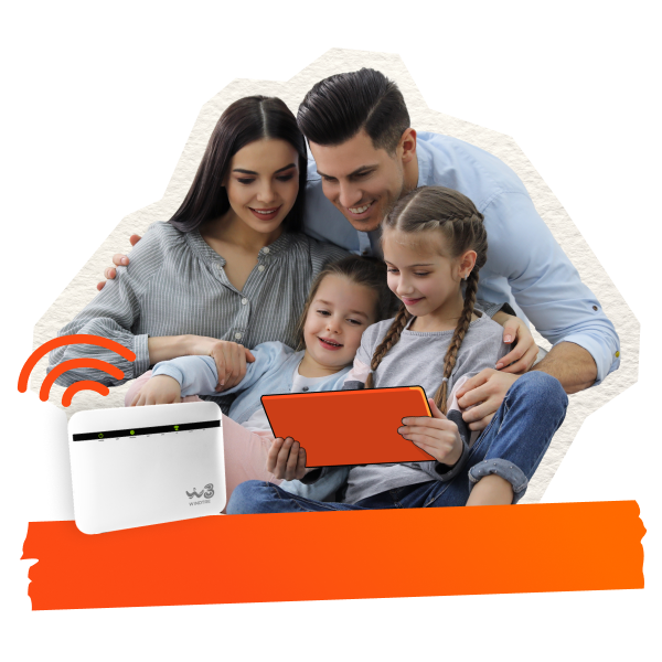 Famiglia felice e modem Super Fibra - Offerte Fibra - WINDTRE