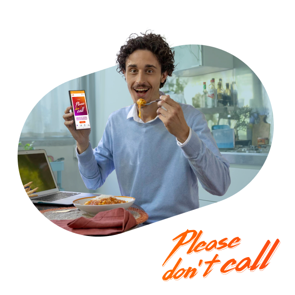 uomo che mangia spaghetti con smarthphone in mano -please dont call - vantaggi e rete - WINDTRE