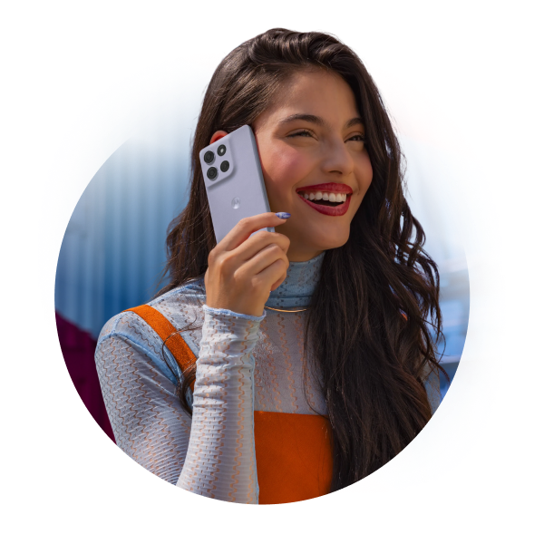 ragazza sorridente al telefono con il suo Motorola moto G86