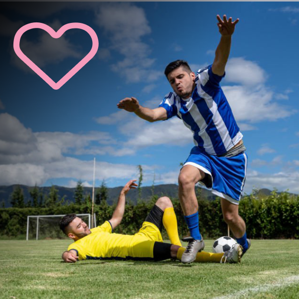 Immagine calciatore cade inciampando sul pallone - Offerta Assicurazioni - WINDTRE