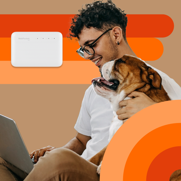 Immagine ragazzo con cane, modem e notebook - Offerta Windtre