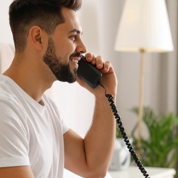 ragazzo in casa parla tramite telefono fisso