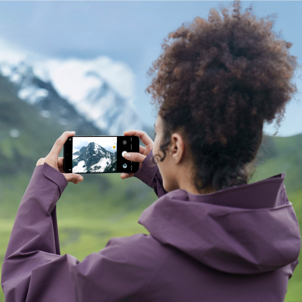 Cattura ogni momento ragazza scatta foto in montagna