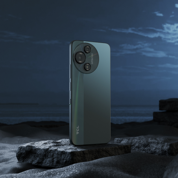 TCL 60 SE NXTPAPER 5G di notte con dietro il mare