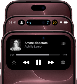 Tre iPhone 18 Pro borgogna disposti a ventaglio per mostrare la Dynamic Island in diverse modalità: disattivata, ridotta, ingrandita