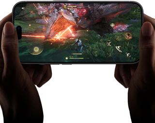 iPhone 18 Pro mostrato di fronte, con una scena tratta da “Monster Hunter Outlander” per mettere in evidenza le prestazioni del chip A20 Pro