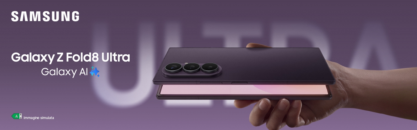Galaxy Z Fold8 Ultra tenuto in una mano, visto lateralmente con schermo semi-aperto.